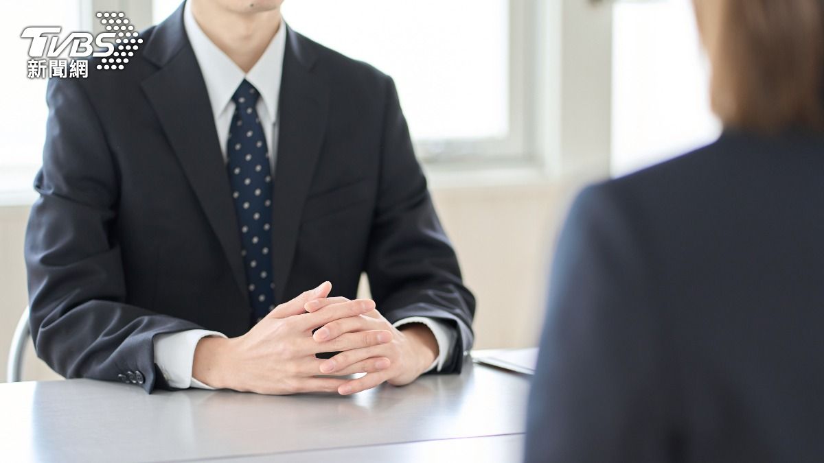穿爸西裝去面試!他遭人資暗諷「菜逼巴」 全場傻眼:不然穿啥?