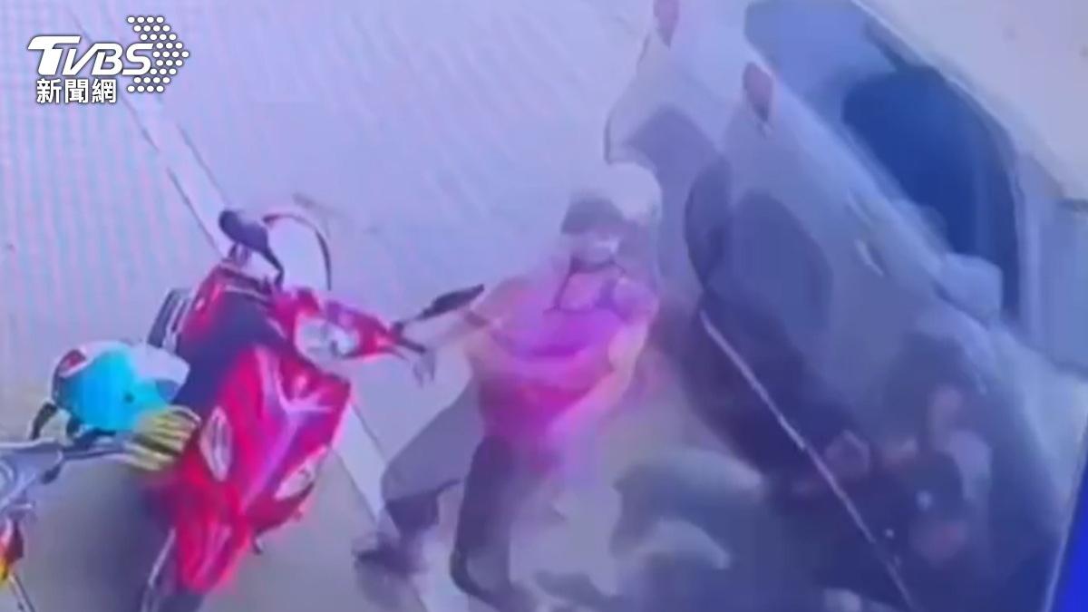 機車見狀來不及閃避婦人,隨後也倒地重摔。(圖/TVBS)