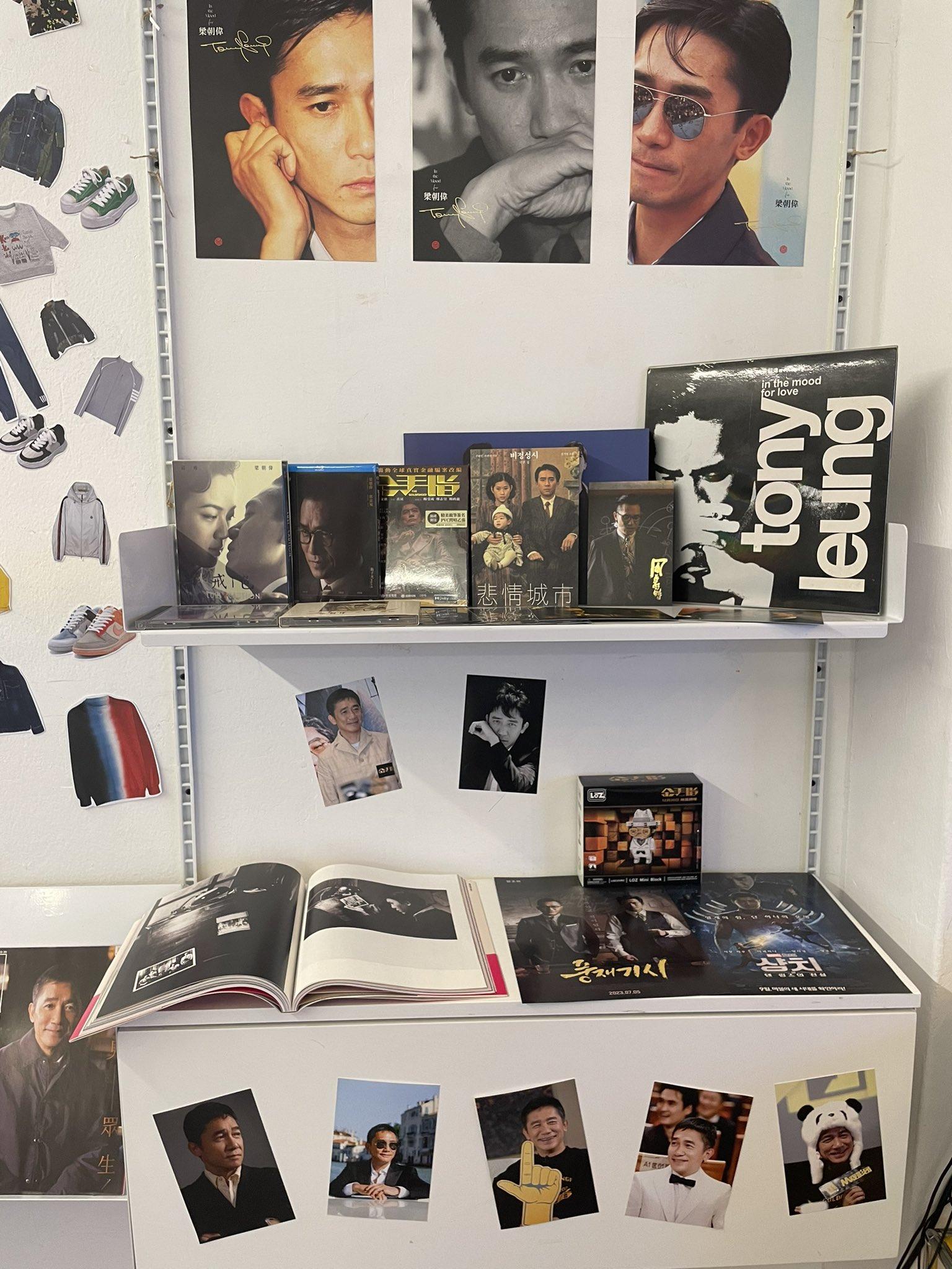 梁朝偉生日展,有男神歷年寫真。(圖/翻攝自X@Newdawn0808)
