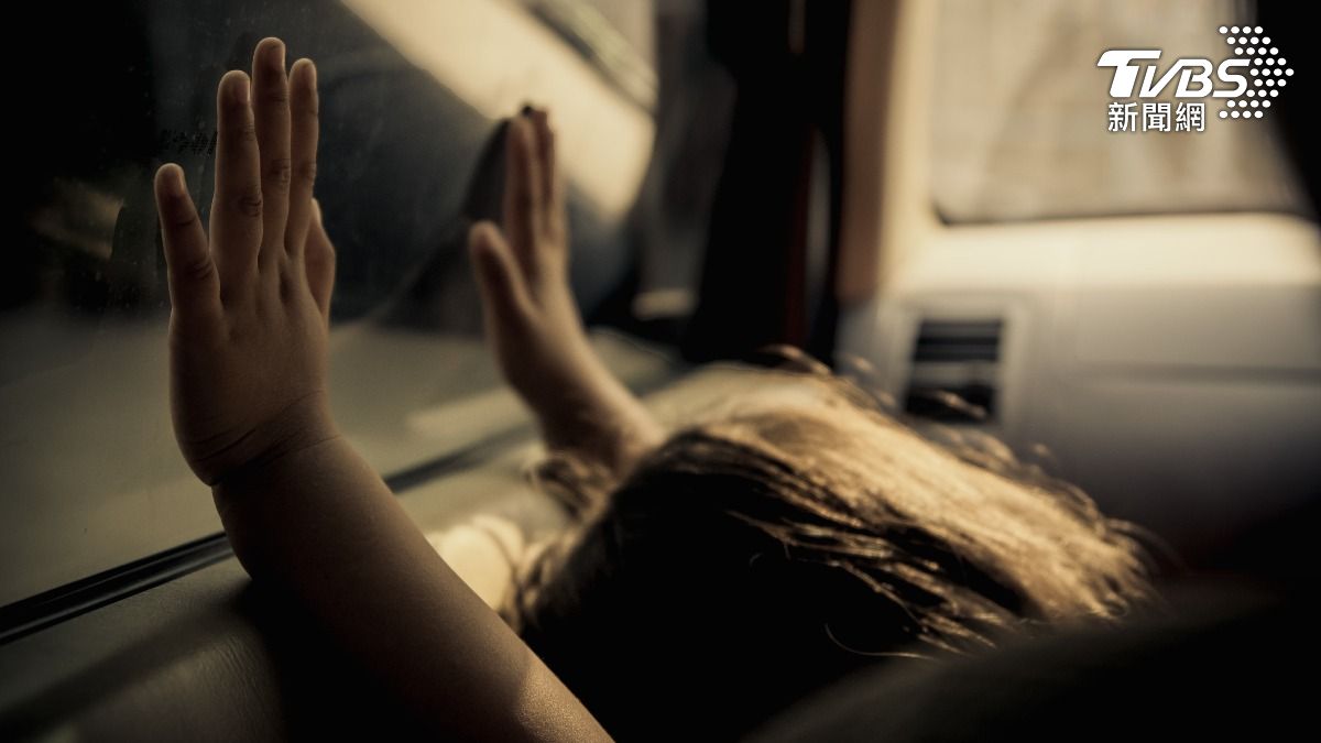 8歲女丟車內「吐白沫慘死」!美36歲媽趕上班淚:我有開冷氣