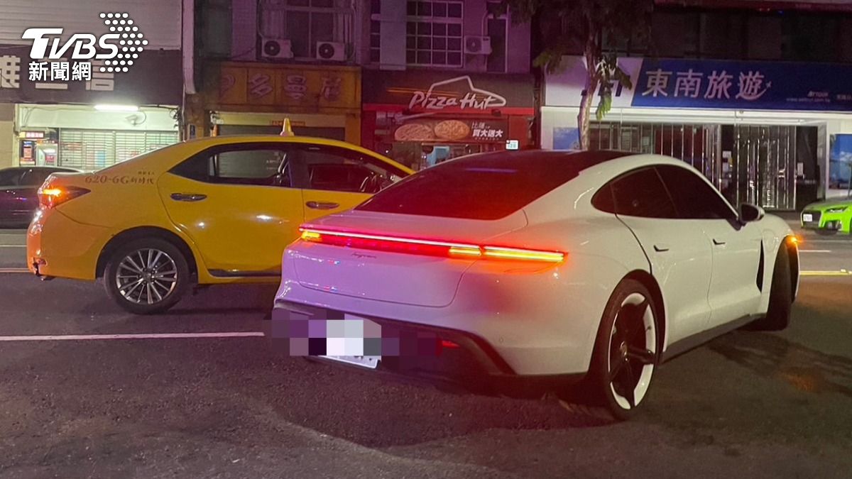 保時捷疑似未注意來車,逕自駛出道路與小黃對撞。(圖/TVBS)