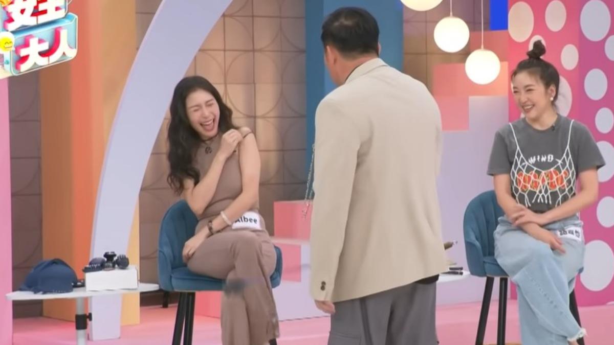 曾國城拿道具扁Albee。(圖/翻攝自YouTube@26VideoLand)