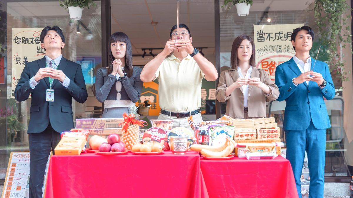 馬力歐(中)戲外阻止岳母被詐騙。(圖/公視台語台、華視提供)