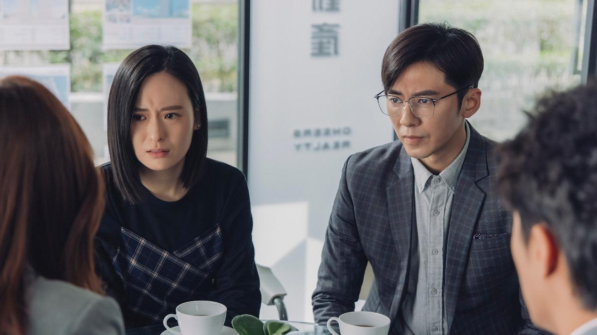 李國毅(右)飾演買到鬧鬼宅的屋主,讓他急於賣房搬離。(圖/逆光電影股份有限公司提供)