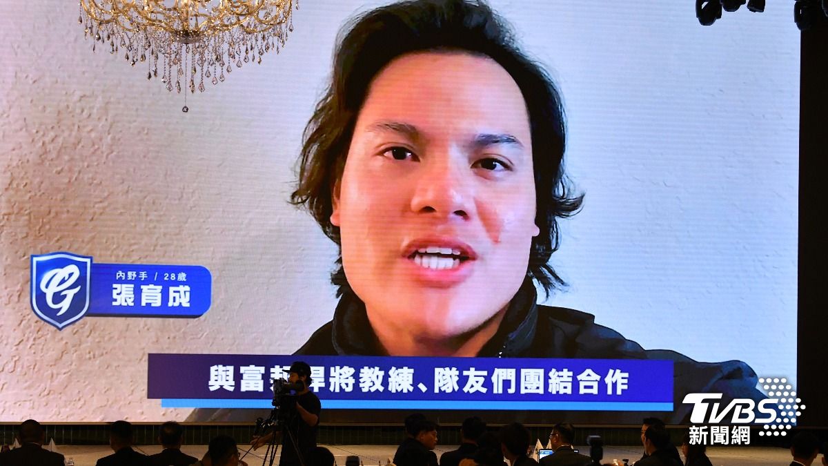 張育成透過影片對富邦悍將球團、球迷表達謝意。(圖/胡瑞麒攝)