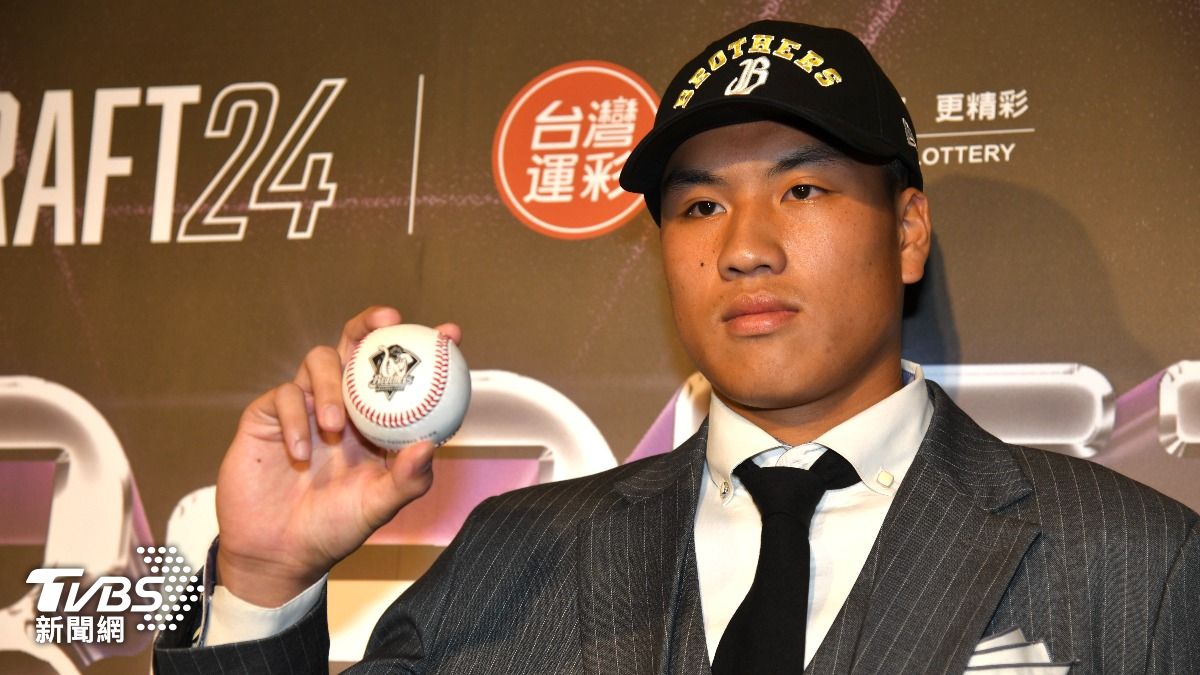 中信兄弟於首輪第3順位選擇平鎮高中外野手許庭綸。(圖/胡瑞麒攝)