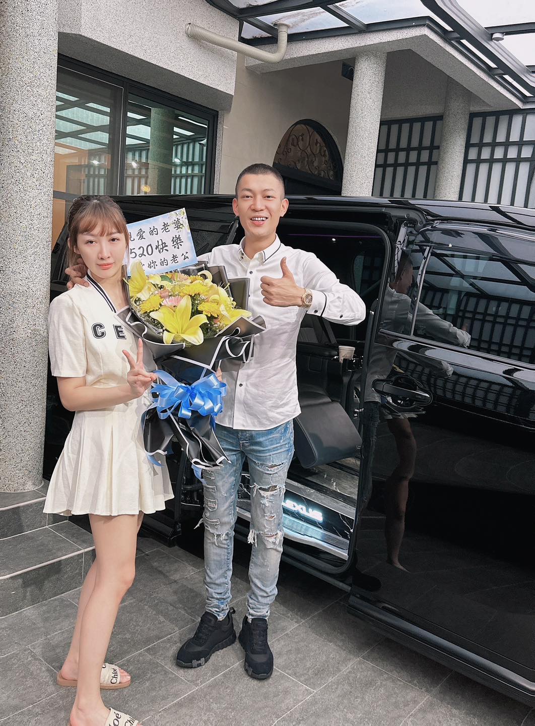 鳳梨與歐菈登記結婚。(圖/翻攝自鳳梨臉書)