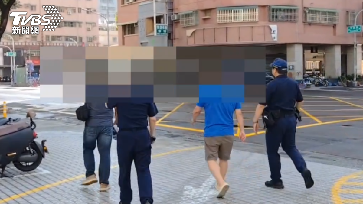 張男及蔡男二人到案表示因李男坐於博愛座,未禮讓年長者,才會出聲制止。(圖/TVBS)