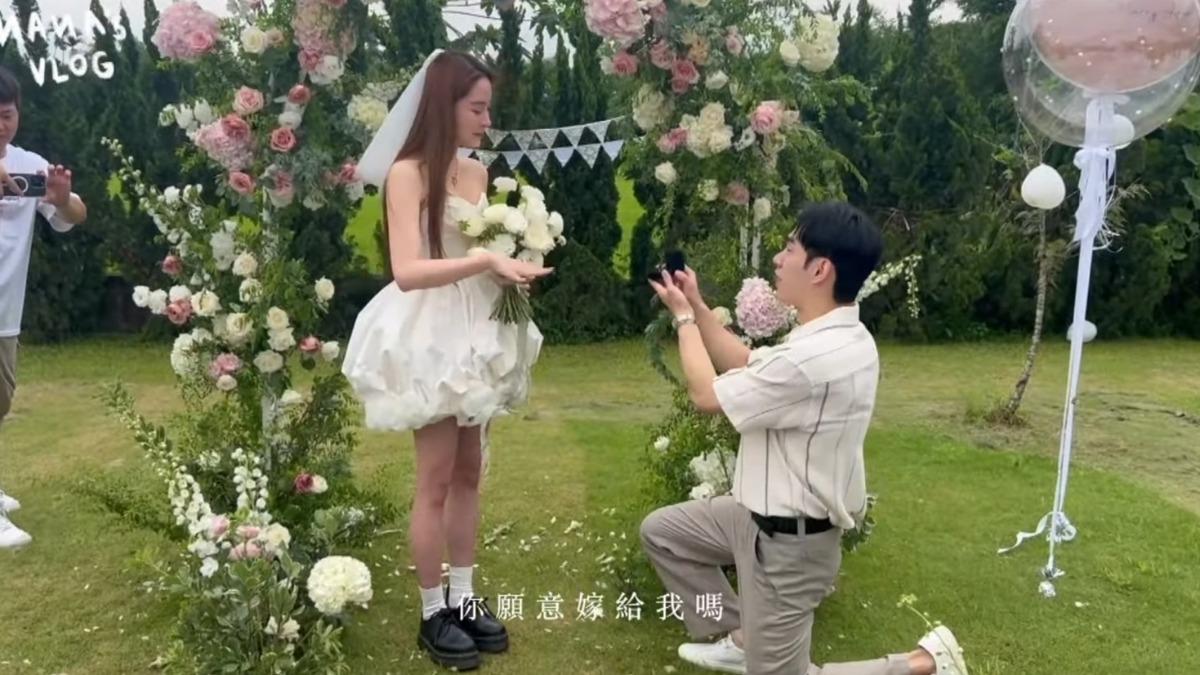 張書豪單膝下跪拿出戒指對歐陽妮妮求婚。(圖/翻攝自微博)