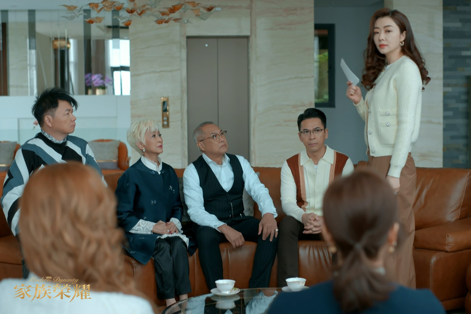 熊黛林(右)在眾人面前指控楊茜堯、張智霖有不尋常的關係。(圖/TVBS)