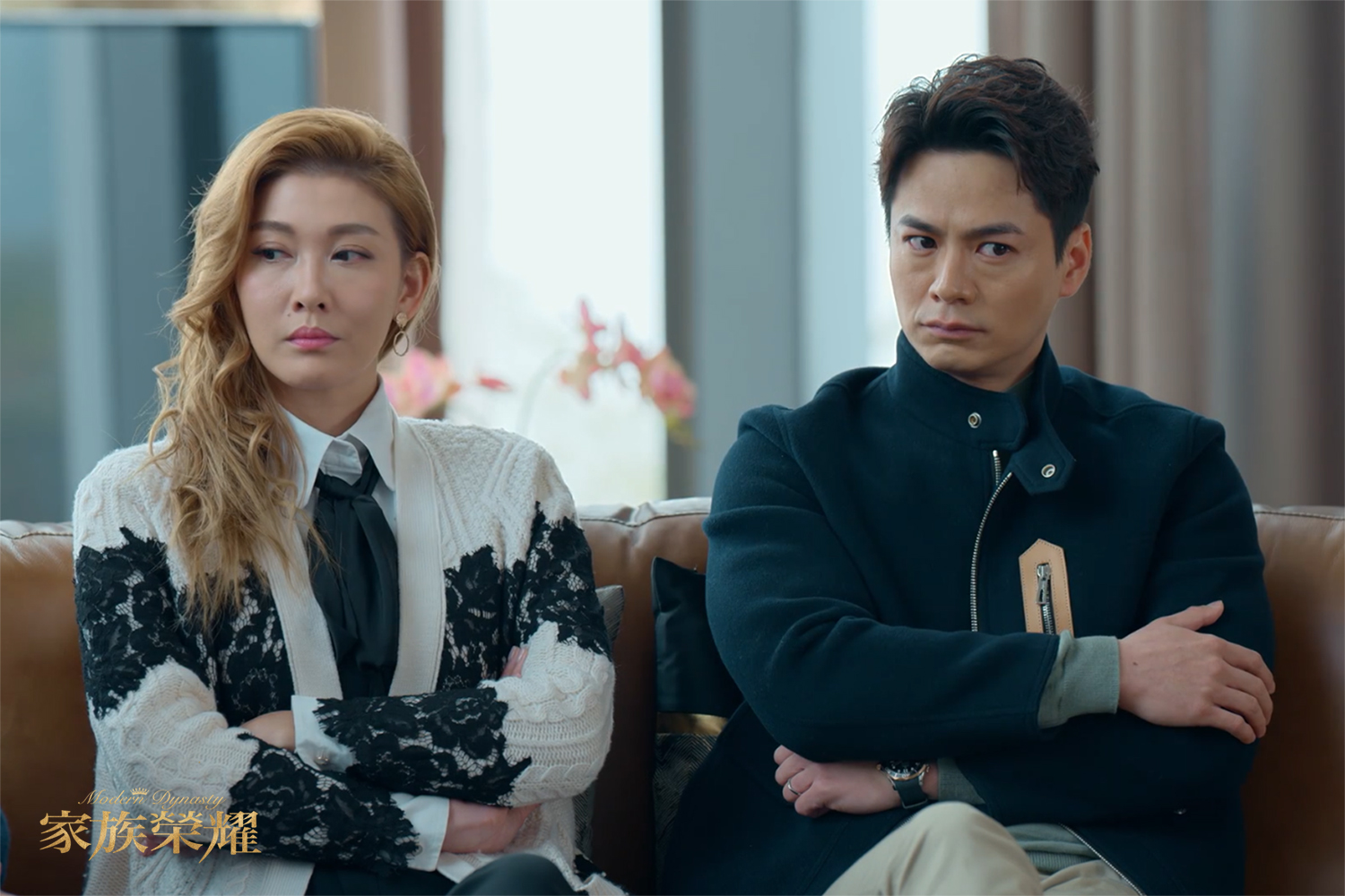 李彩華(左)與老公羅子溢靜觀大哥、二哥兩家的對立。(圖/TVBS)