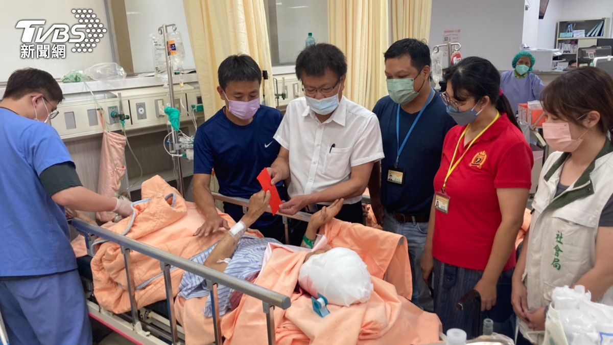 陳翁遭野犬圍攻送醫,台南市動保處副處長洪振凱(左)、學甲區區長張明寶(中)、社會局科員前往慰問。