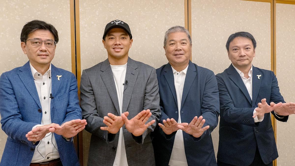 吳念庭今日簽約,背號67號,與其父親吳復連生涯首度擔任總教練、於台中金剛時期所穿背號相同。(圖/球團提供)