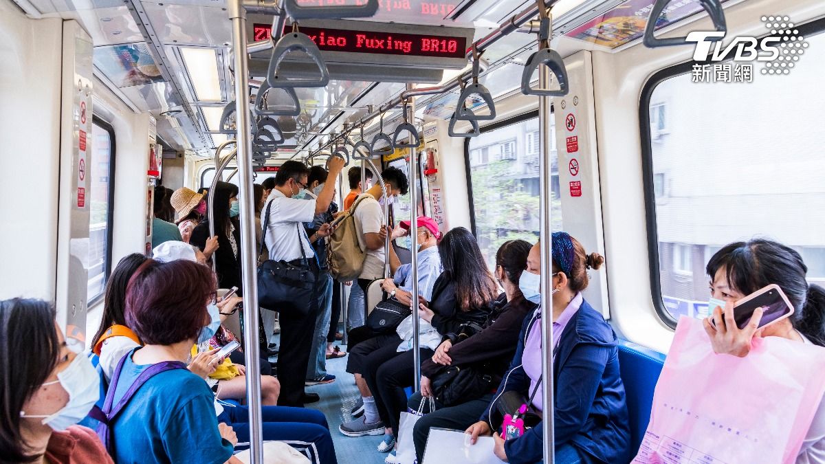 剛腹瀉完！軍人搭捷運「臉色慘白」被要求讓位：差點死在車上　