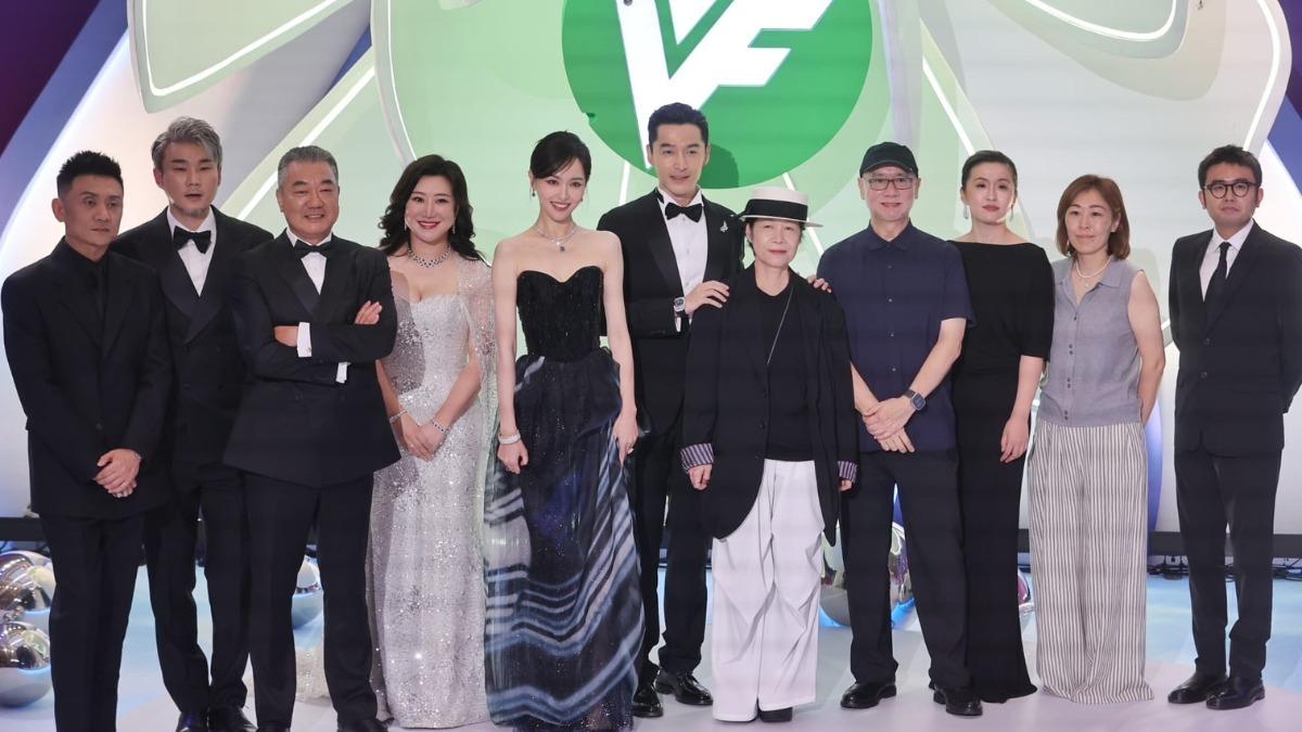 胡歌（中）以《繁花》奪白玉蘭獎最佳男主角。（圖／澤東電影提供）