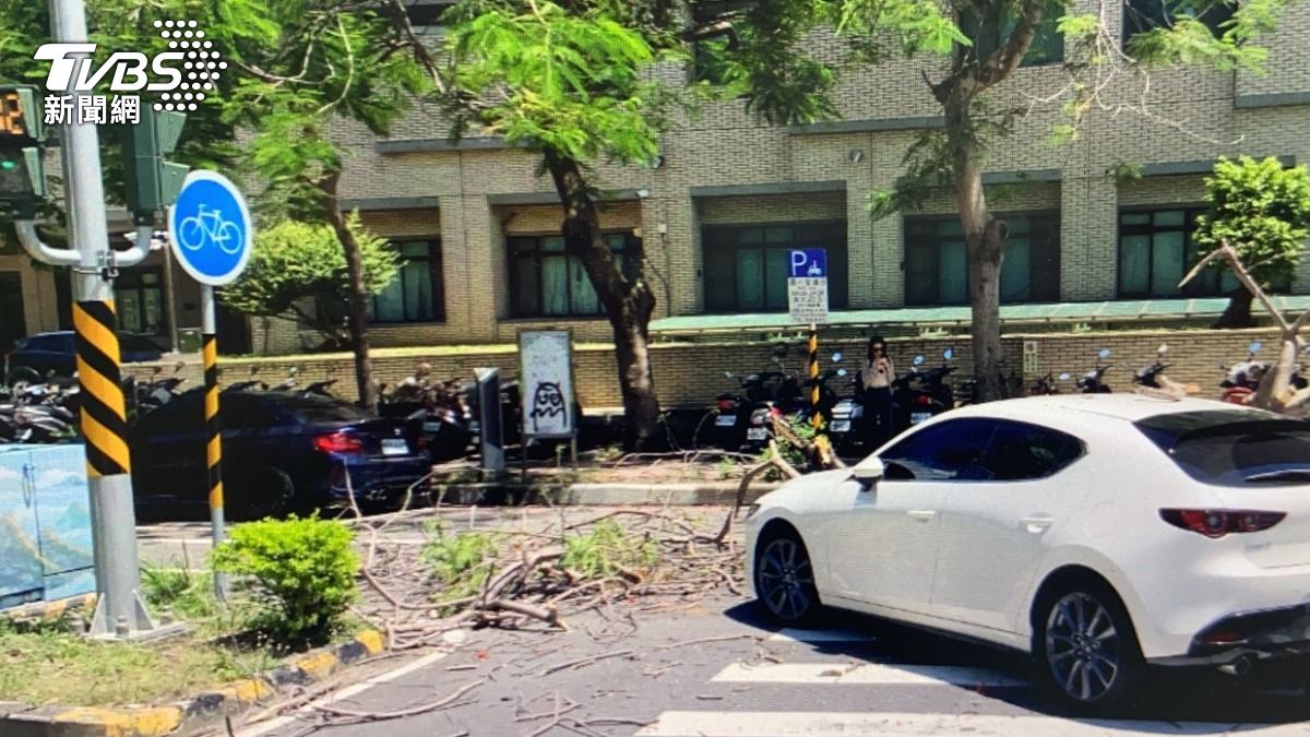 馬自達車輛險遭砸中。（圖／TVBS）