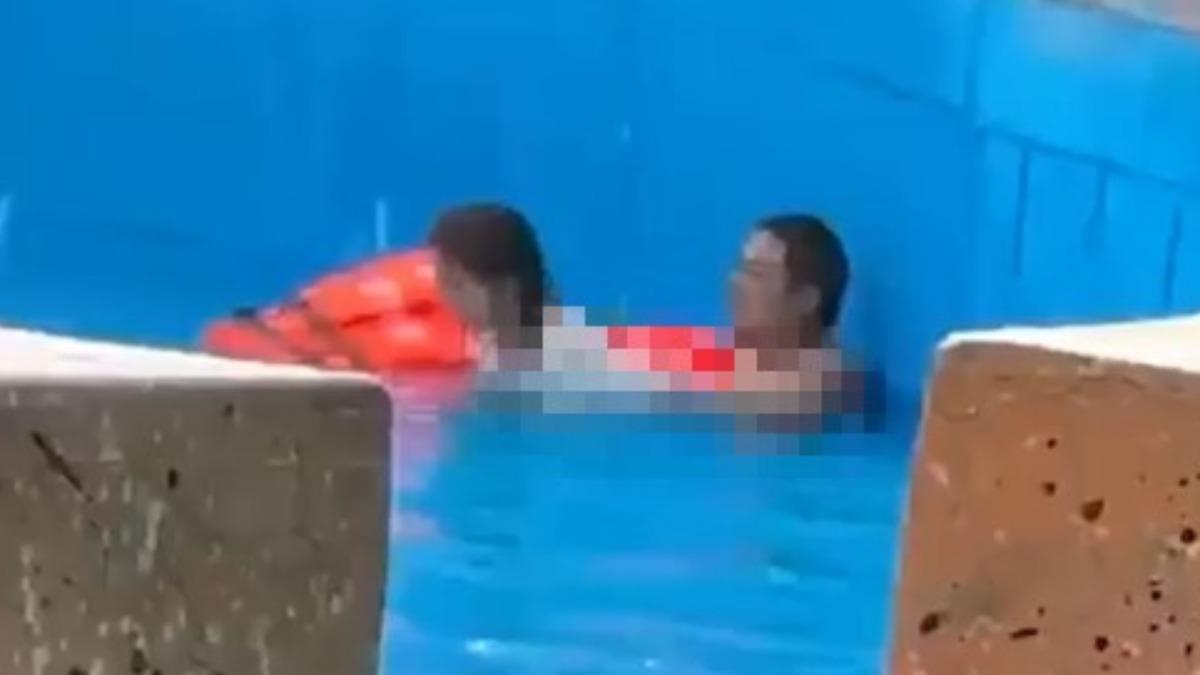 水樂園疑見活春宮！晃動狂濺水花　陸男女「秒成潛水艇」
