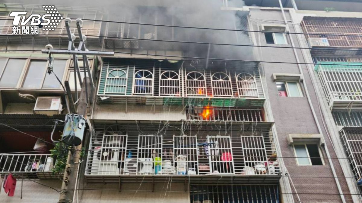 新北鶯歌公寓火警!烈焰竄出陽台 屋主遭濃煙嗆傷送醫