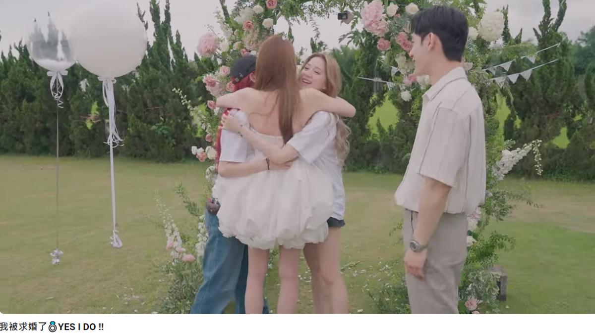歐陽妮妮看到兩個妹妹感動得相擁而泣。（圖／翻攝自歐陽妮妮YouTube）