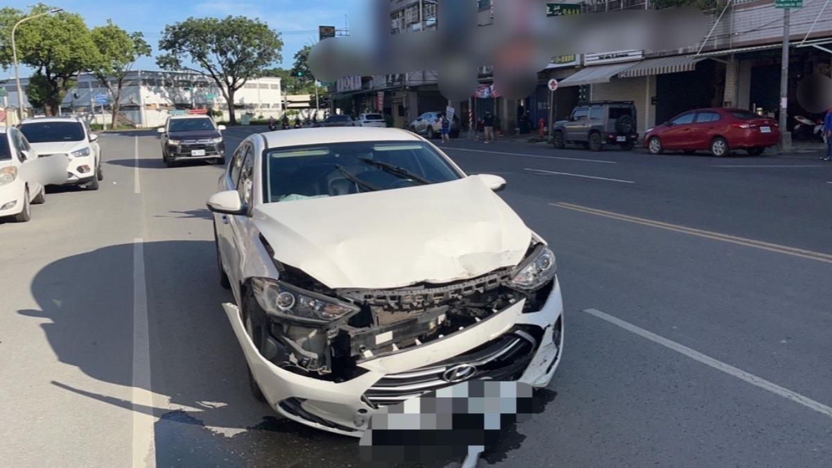 肇事的白色轎車車頭毀損嚴重。(圖/TVBS)