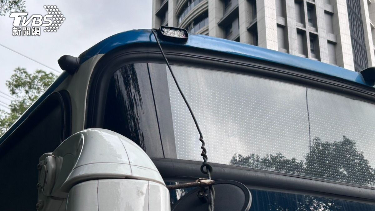 客運車頭上卡著斷裂的電線。(圖/TVBS)