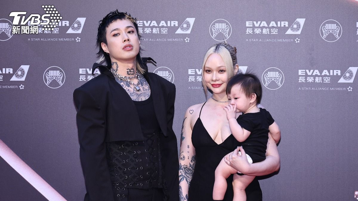 金曲35/Marz23混血辣妻不藏了 「細肩帶深v裙」開衩到肚臍