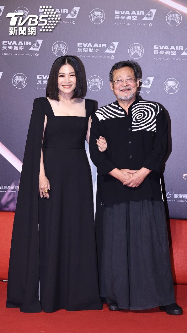 黃妃（左）、陳明章走金曲紅毯。（圖／TVBS娛樂組攝）