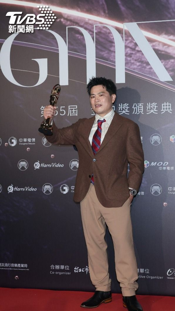 蘇明淵去年2度抱回金曲歌王獎座時,曾傷心提到父母接連住院一事。(圖/TVBS資料照片)