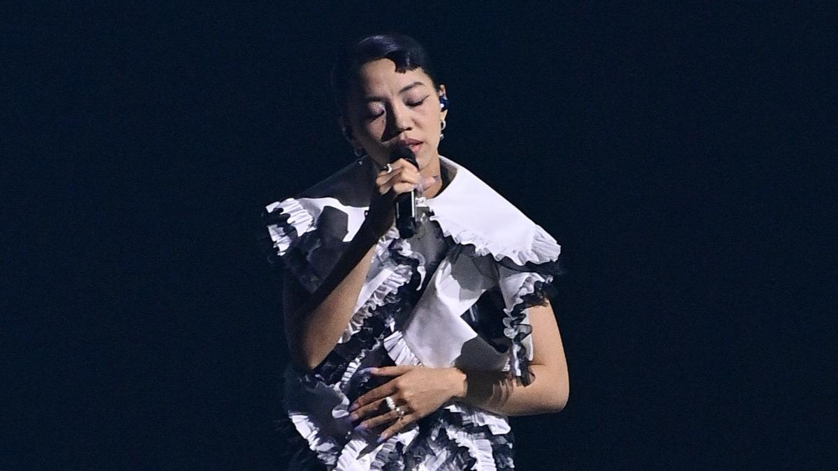 洪佩瑜深情演唱。(圖/台視提供)