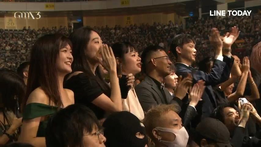 許多觀眾都嗨到一起站起來。(圖/翻攝自LINE TV)