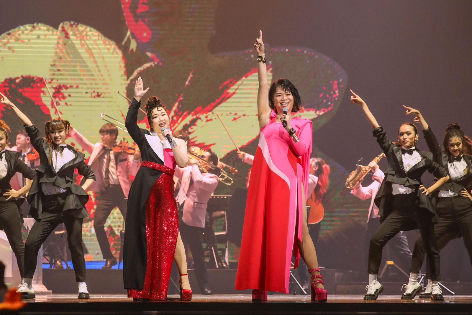 吉那、張秀卿合體演出華麗大秀「客台Diva」。(圖/台視提供)
