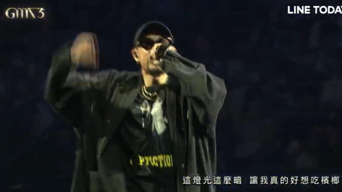 金曲35/大出包!熱狗MC HotDog演唱一半麥可風沒聲音 當場下跪