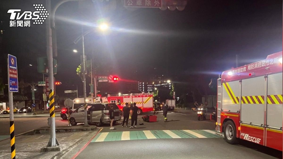 新北市汐止區忠孝東路凌晨發生死亡車禍，機車騎士遭對象違規車輛撞擊送醫身亡。（圖／TVBS）