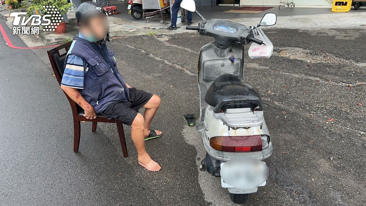 警方趕緊將他攙扶到椅子上休息。(圖/TVBS)