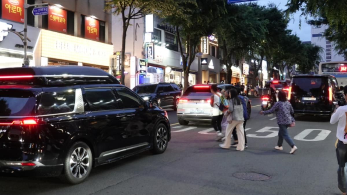 路邊脫褲排便、亂闖馬路!濟州加強取締 陸客怒:在中國不會罰
