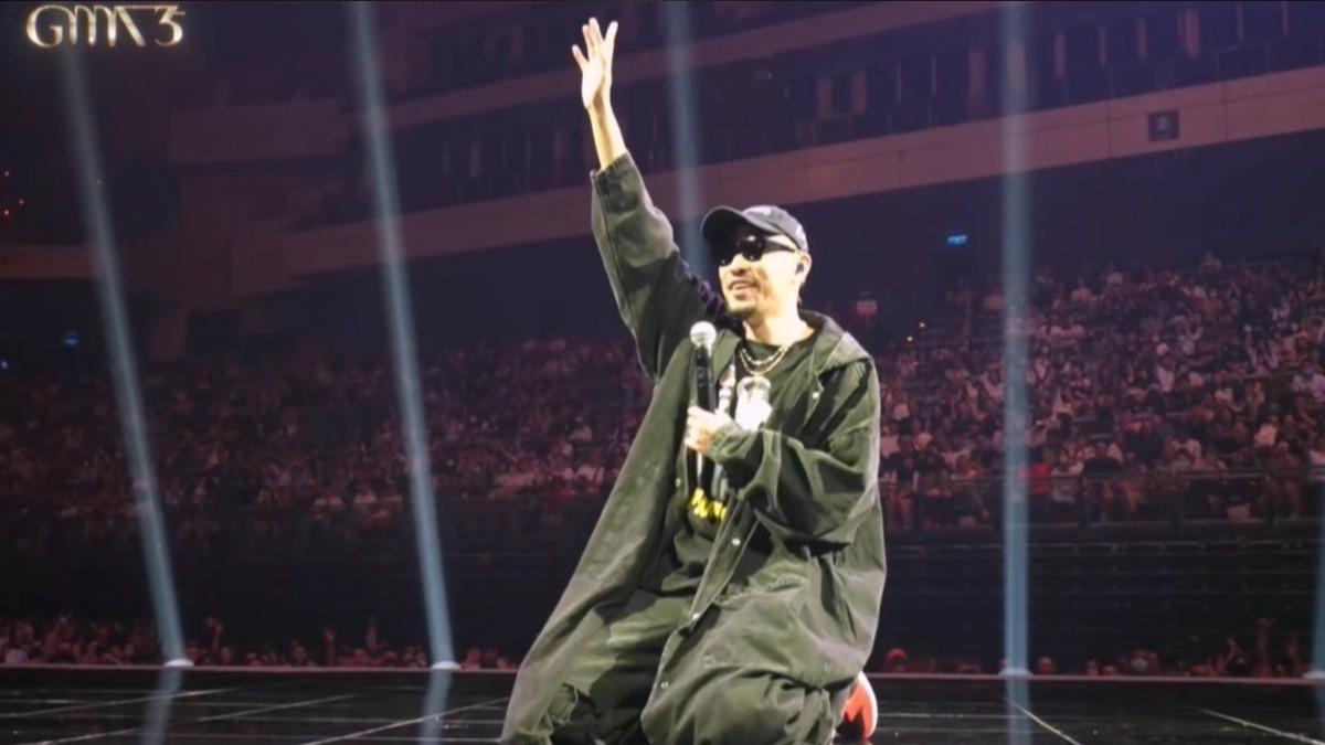 熱狗表演遇上麥克風故障。(圖/翻攝自LINE TODAY)