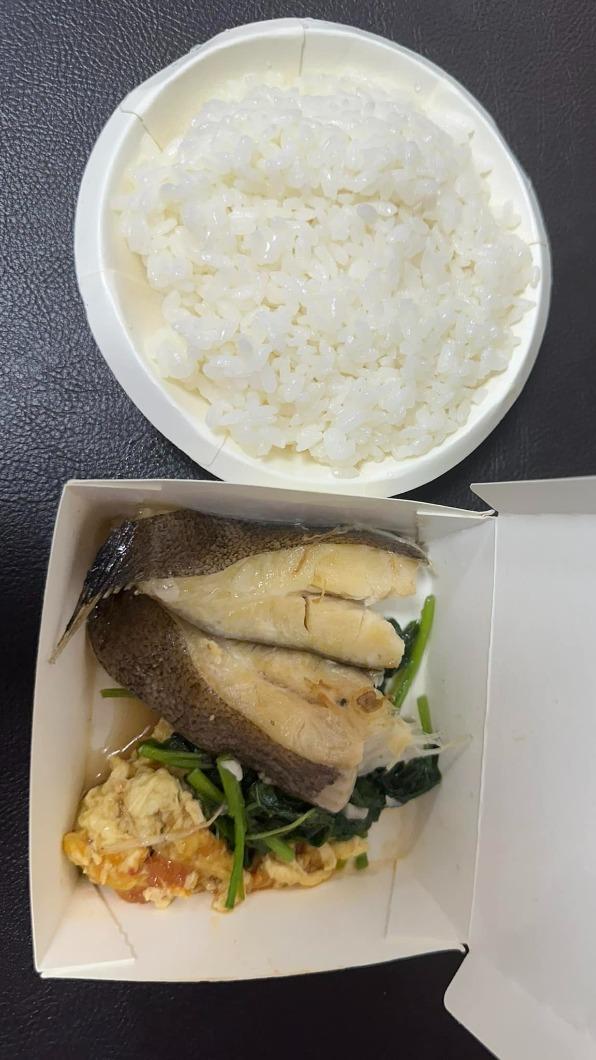 原PO夾了自助餐3樣菜要價120元。(圖/翻攝自爆怨2公社臉書)