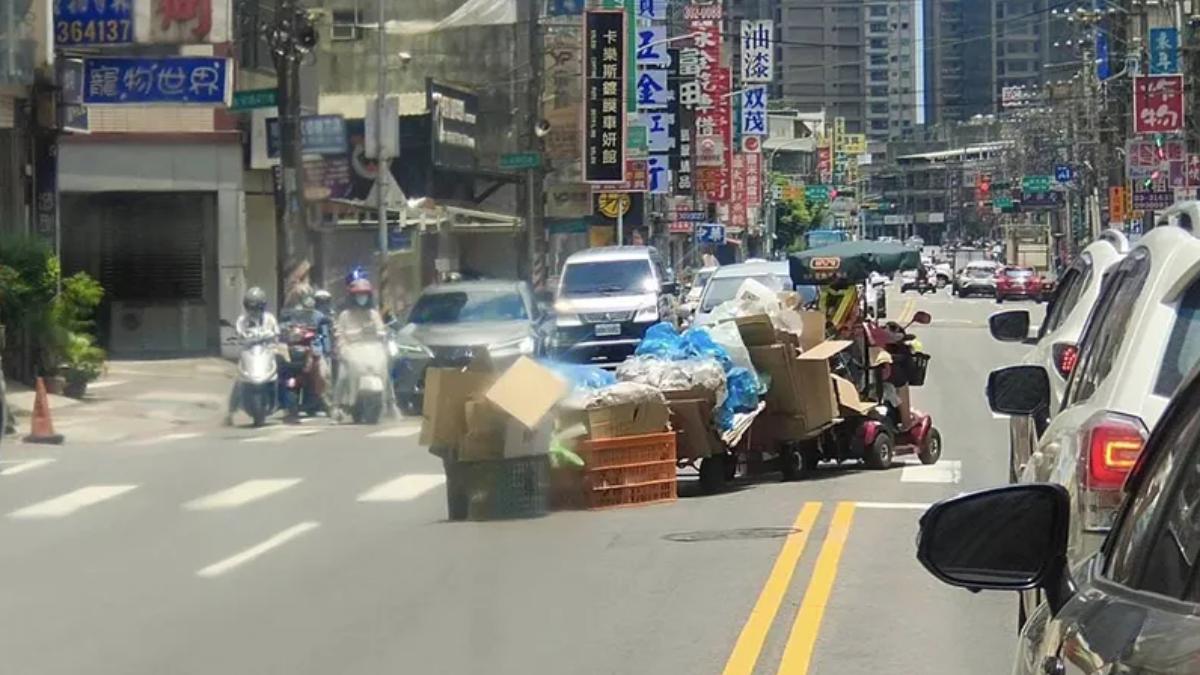 桃園阿嬤電動代步車變「貪食蛇」 拖回收物一路逆向橫行