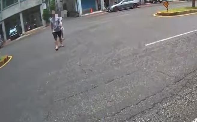 男童家人悠哉過馬路。（圖／翻攝自記者爆料網）