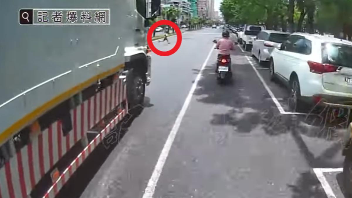 高雄三寶男童不要命!飛奔跨越4車道 大貨車急煞「險撞成肉餅」
