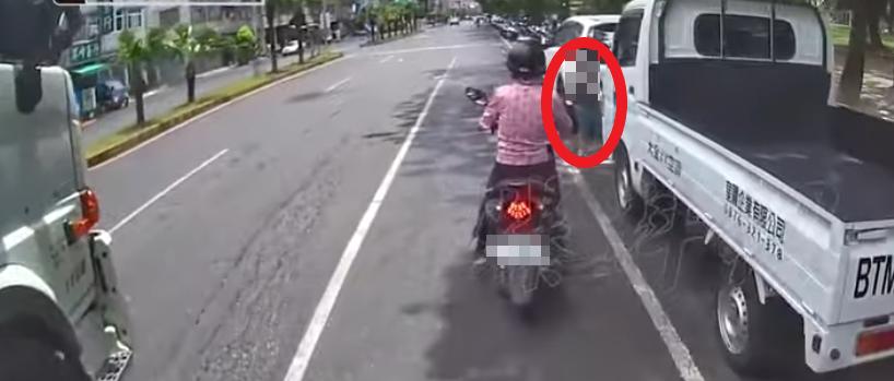 男童闖越馬路還回頭找家人。（圖／翻攝自記者爆料網）