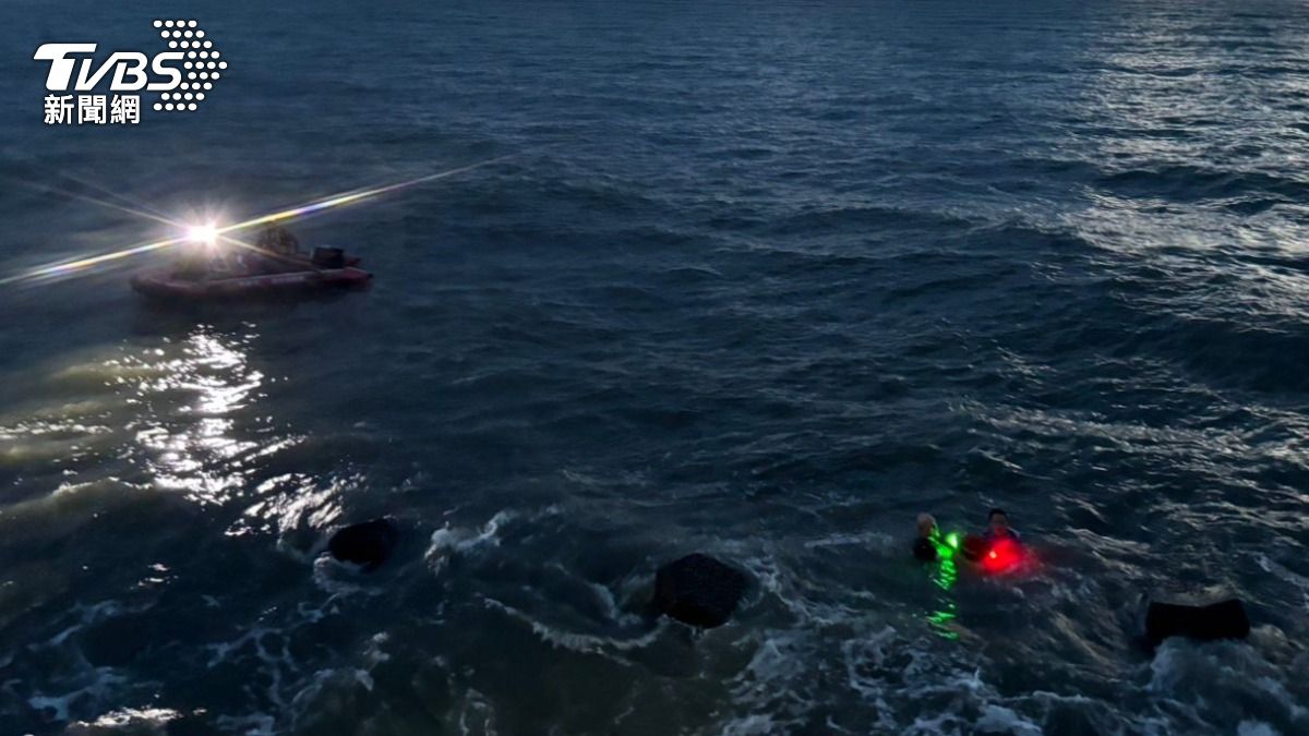 竹圍漁港一家3口戲水遭海浪捲走 義消駕漁船火速救回