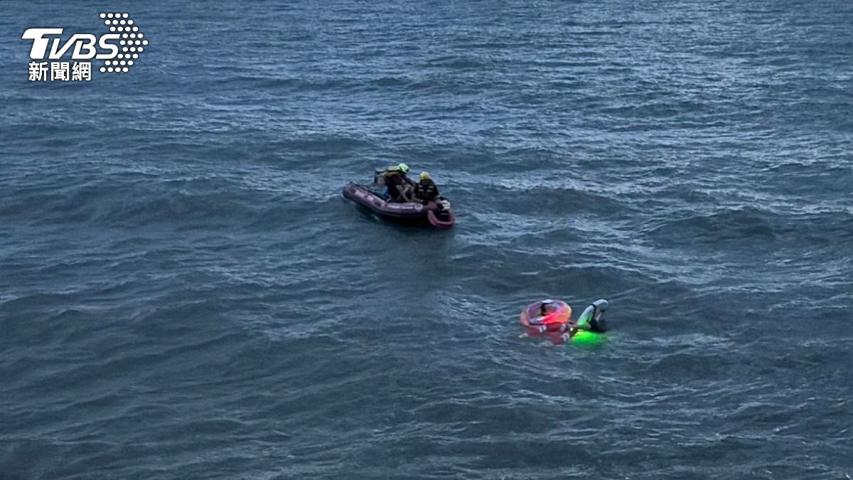 竹圍漁港3人遭海浪捲走。(圖/TVBS)