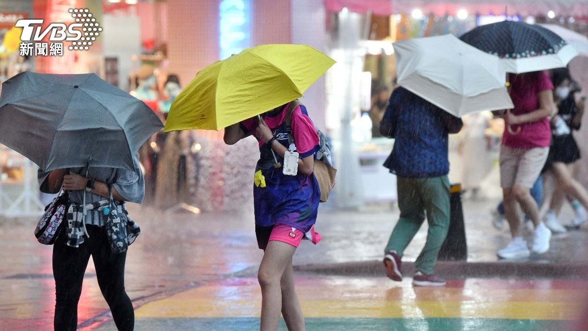 天氣/準備變天了!2波鋒面「雨轟全台」 梅雨下到發霉時間曝