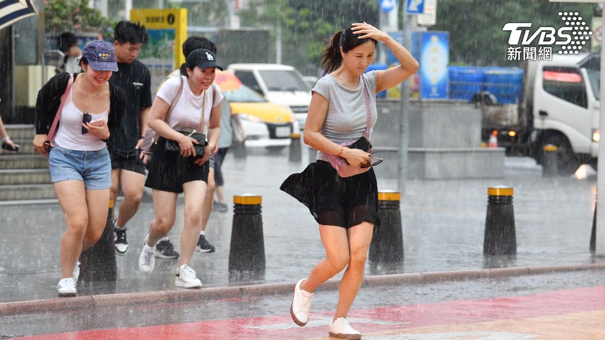 天氣/天兔估沿東部北上!週五、六最近台 粉專:5地風雨最有感