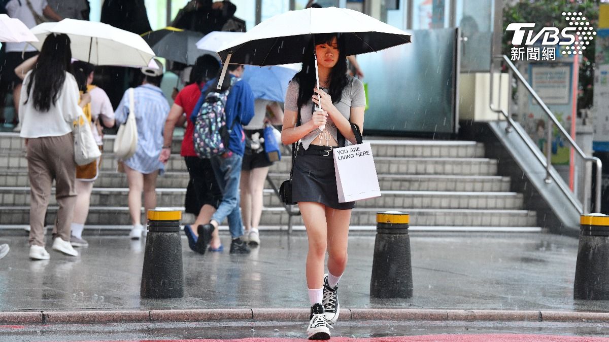 台灣西半部沿海及東北部地區清晨至上午降雨機率仍偏高。(圖/胡瑞麒攝)
