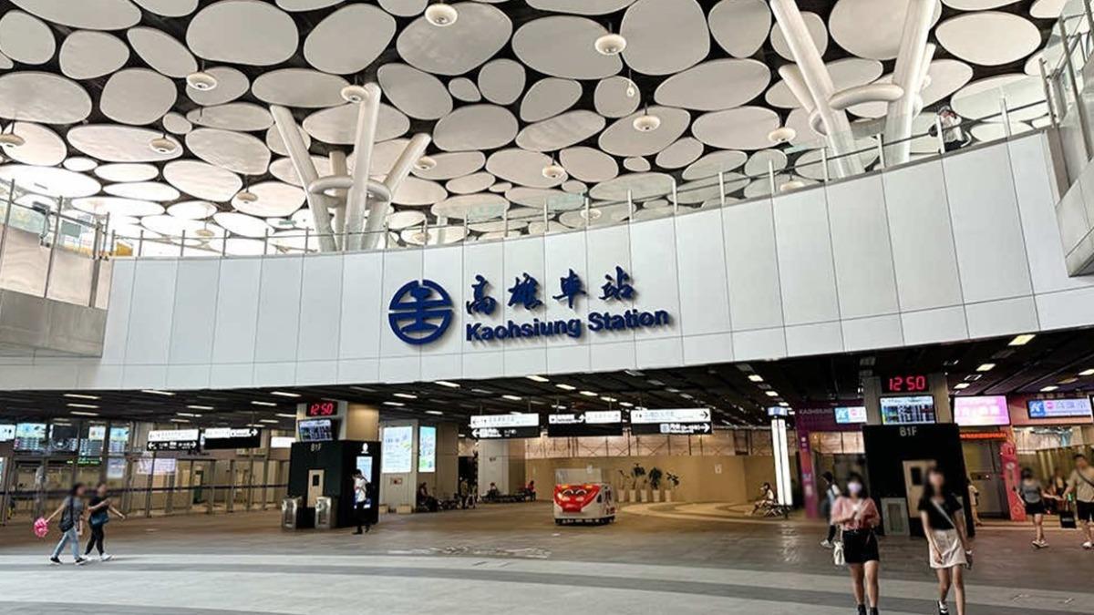面對高雄車站,右手邊就有捷運出入口。(圖/虎麗笑嗨嗨提供)