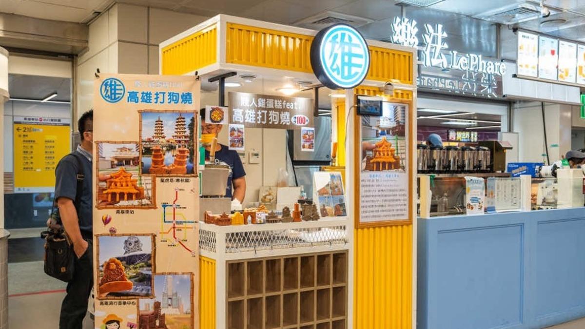 左手邊黃色那攤就是賤人雞蛋糕的餐車,美食街也有開放式座位區可以休息用餐。(圖/虎麗笑嗨嗨提供)