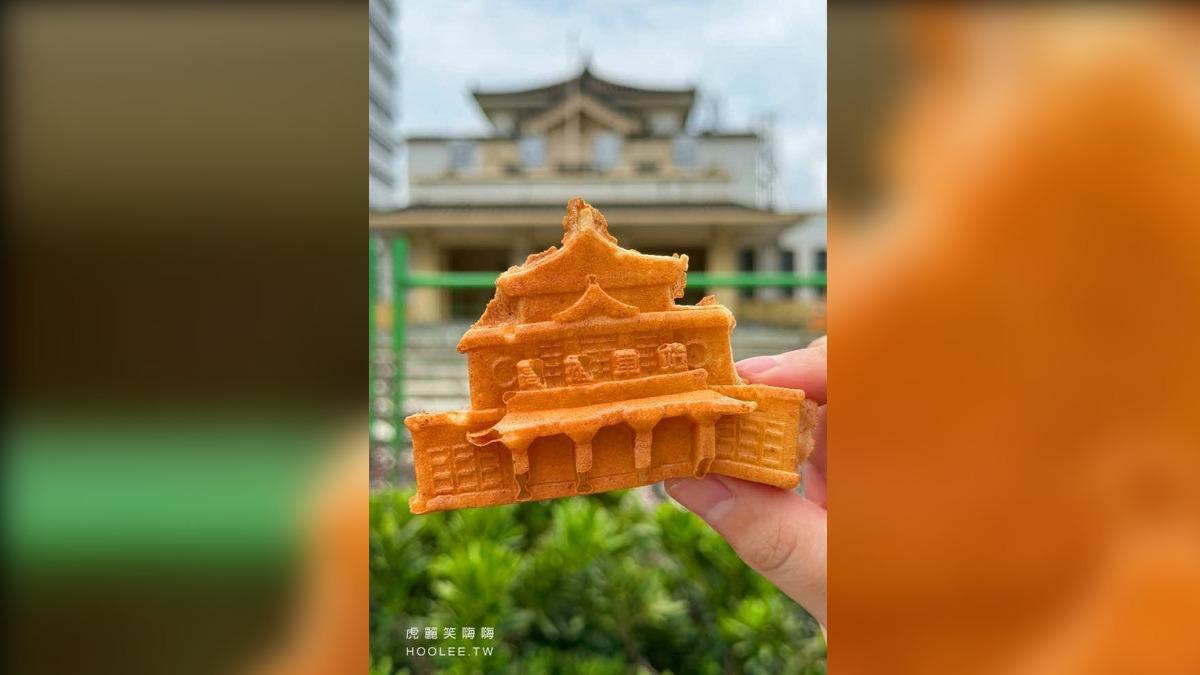買好高雄打狗燒,就可以直接走到「高雄車站」前門拍張合照。(圖/虎麗笑嗨嗨提供)