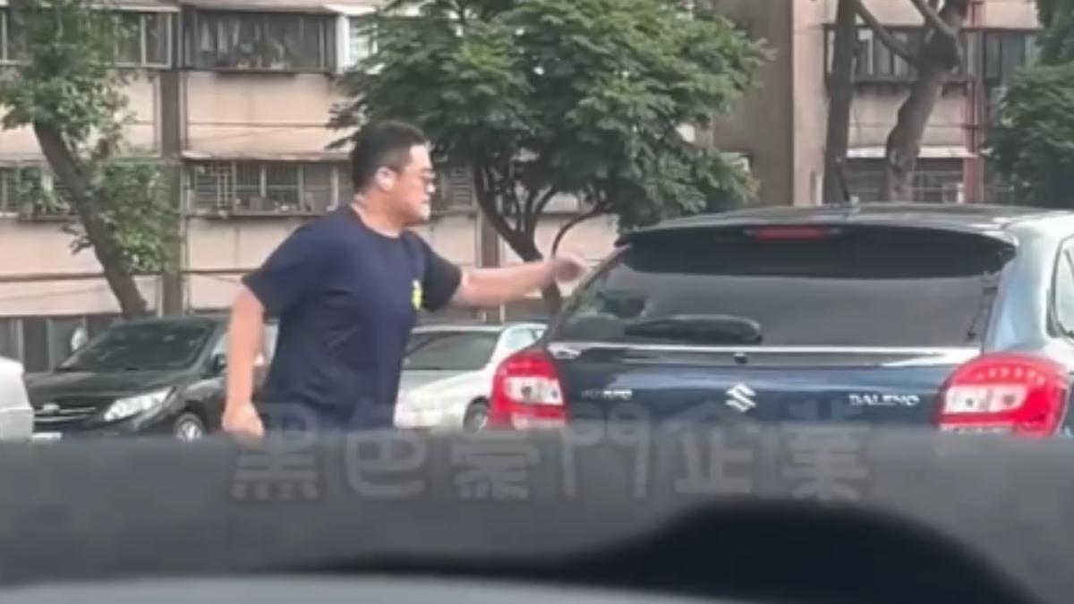 超派鐵拳！桃園男不爽超車被擋　徒手敲破後擋風玻璃